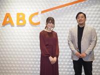 　パーソナリティーを務めるＡＢＣラジオ「今村翔吾×山崎怜奈の言って聞かせて」の公開収録に出席した山崎怜奈（左）と今村翔吾氏