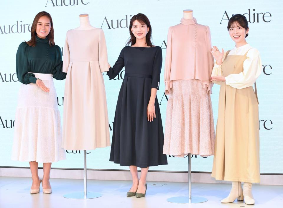 　自分たちで手がけた洋服を披露する（左から）日本テレビ・忽滑谷こころアナ、郡司恭子アナ、佐藤真知子アナ（撮影・三好信也）