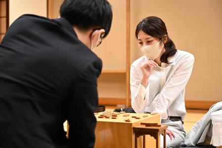 　棋士編入試験の第２局で岡部怜央四段（左）に敗れ、感想戦で対局を振り返る里見香奈女流五冠（代表撮影）