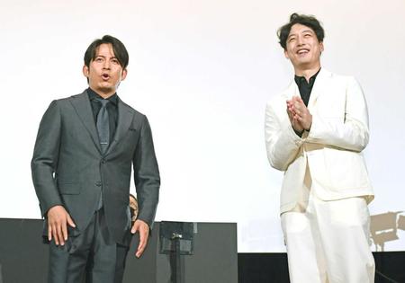 　客席の反応に驚く岡田准一（左）と坂口健太郎