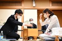 　棋士編入試験の第２局で岡部怜央四段（左）に敗れ、感想戦で対局を振り返る里見香奈女流五冠＝代表撮影