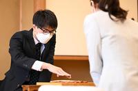 　棋士編入試験の第２局で、里見香奈女流五冠（右）との対局に臨む岡部怜央四段＝代表撮影