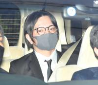　初公判へ向け、車で裁判所に入る田中聖被告