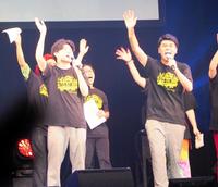 　歌唱する土佐兄弟の有輝（左）と卓也＝横浜市内
