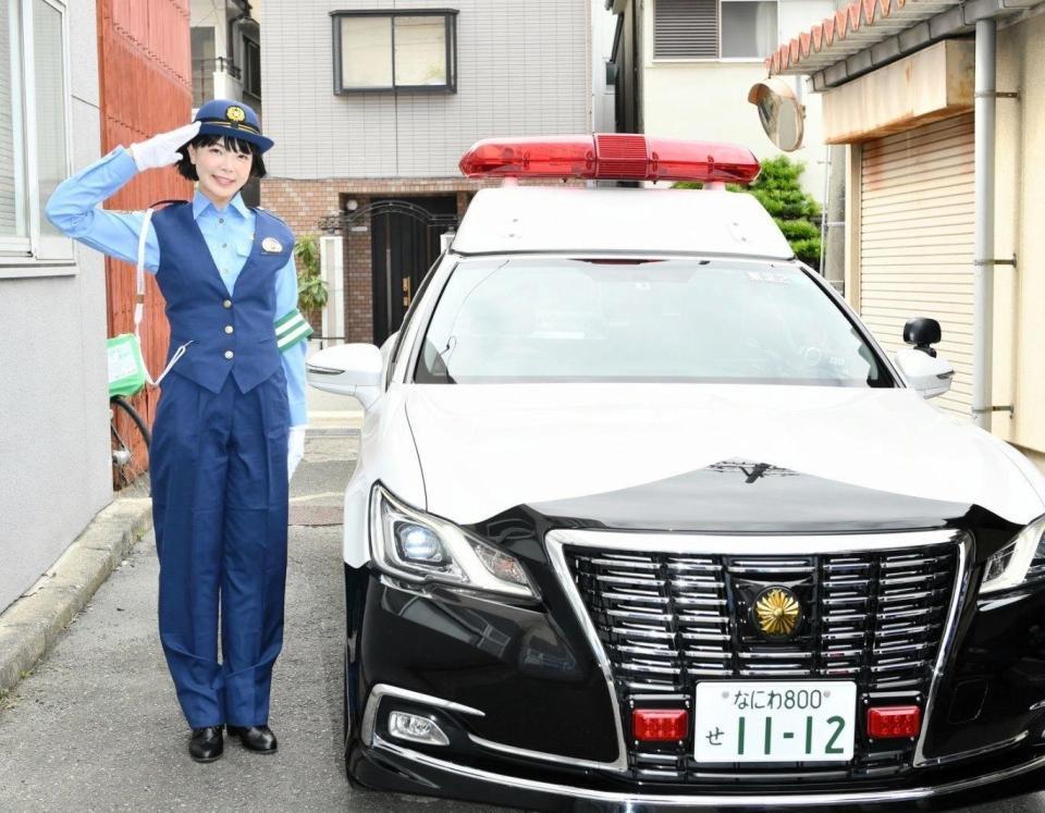 　東淀川署の一日署長に就任した彩羽真矢（撮影・佐野美夕）