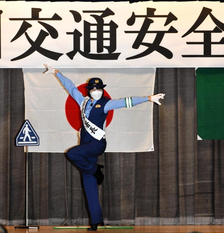 　交通安全教室で歌い踊る彩羽真矢（撮影・佐野美夕）