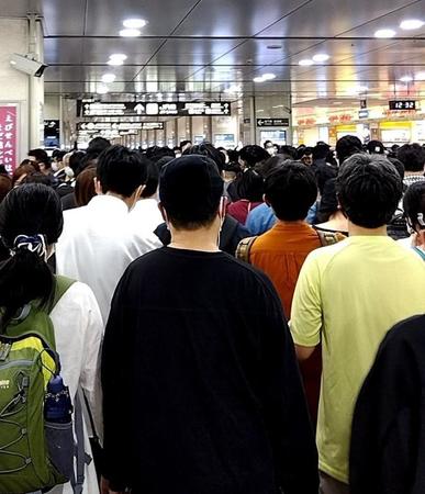 　新幹線が運行再開した直後で入場できない人が改札外にあふれている名古屋駅