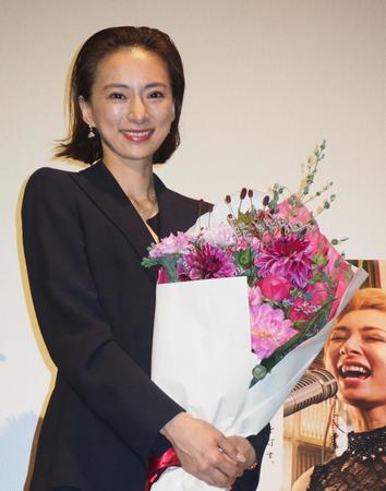 　初主演映画「リ、ライト」公開記念舞台あいさつでで花束をもらい、笑顔を見せる梅宮万紗子