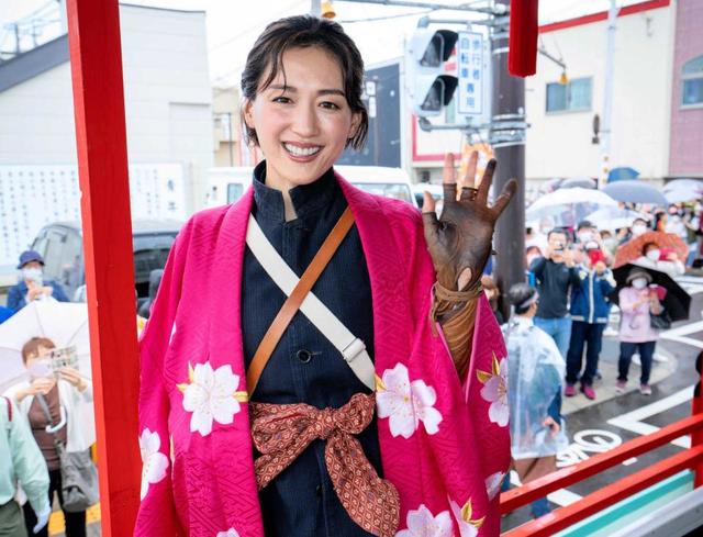 綾瀬はるか 八重ふん装で「うれしいなし！」 「会津藩公行列」に特別