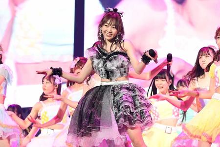 　笑顔でパフォーマンスする須田亜香里（Ｃ）２０２２　Ｚｅｓｔ，Ｉｎｃ．／　ＡＥＩ