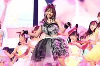 　笑顔でパフォーマンスする須田亜香里（Ｃ）２０２２　Ｚｅｓｔ，Ｉｎｃ．／　ＡＥＩ