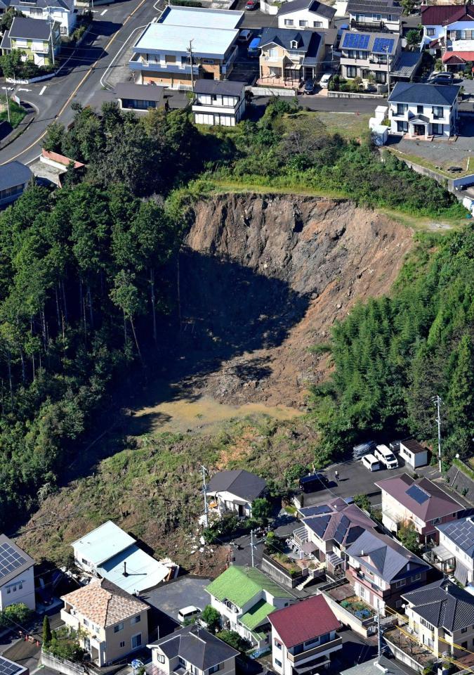　住宅が倒壊した土砂崩れ現場＝浜松市天竜区（共同通信社ヘリから）