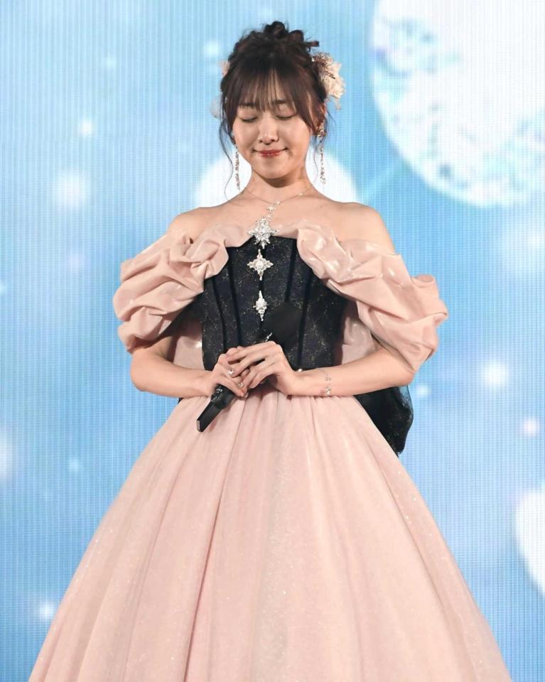 　ステージ上で感極まる須田亜香里（Ｃ）２０２２　Ｚｅｓｔ，Ｉｎｃ．／　ＡＥＩ