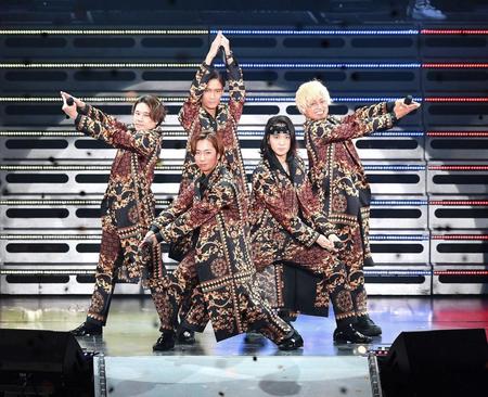 　息の合ったパフォーマンスを見せるＡ．Ｂ．Ｃ－Ｚ。（後方中央から時計回りに）橋本良亮、塚田僚一、戸塚祥太、河合郁人、五関晃一（撮影・伊藤笙子）