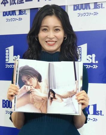 　お気に入りのカットを披露する本仮屋ユイカ