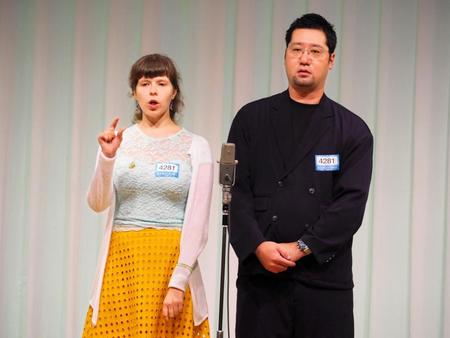 　「Ｍ－１グランプリ２０２２」１回戦に出場した「ウクライーニヤン」のユリヤ・ボンダレンコさん（左）と吉村大作さん