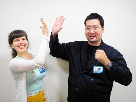　「ナイスアマチュア賞」を受賞したウクライーニヤンのユリヤ・ボンダレンコさん（左）と吉村大作さん＝大阪市内