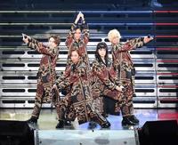 　息の合ったパフォーマンスを見せるＡ．Ｂ．Ｃ－Ｚ。（後方中央から時計回りに）橋本良亮、塚田僚一、戸塚祥太、河合郁人、五関晃一（撮影・伊藤笙子）