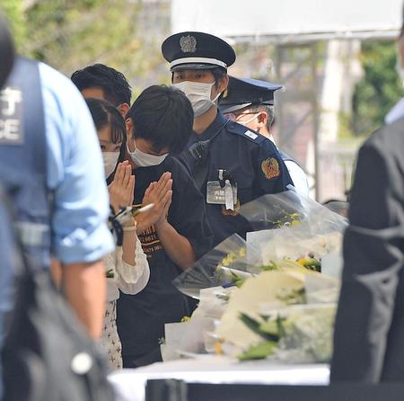 　安倍晋三元首相に献花をし、手を合わせる一般参列者（撮影・伊藤笙子）