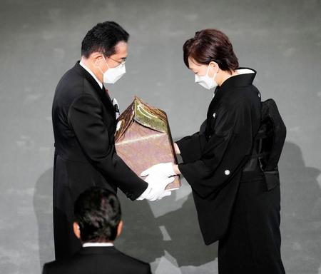 　安倍元首相の国葬で、昭恵夫人（右）から遺骨を受け取る岸田首相
