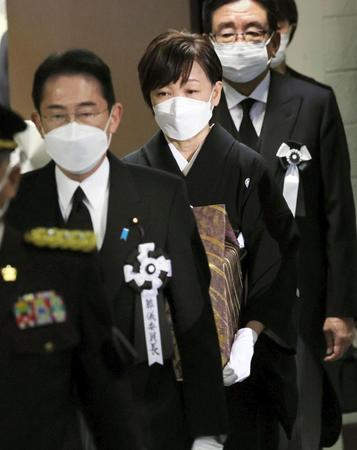 　安倍元首相の遺骨を抱いて国葬会場に入る昭恵夫人（中央）。左は岸田首相（代表撮影）