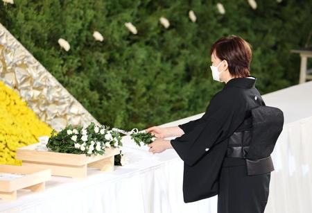 　安倍元首相の国葬で献花を行う昭恵夫人（代表撮影）