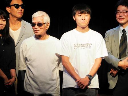 　イベントに登壇した足立正生監督（左）と主演のタモト清嵐＝都内