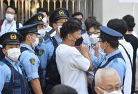 　取り囲んだ警官に怒号を浴びせる通行人（中央）