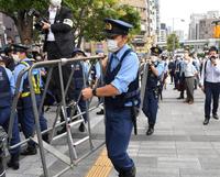 　安倍晋三元首相の国葬に反対するデモ隊と賛成する勢力の衝突を避けるべく、バリケードを設置する警官＝東京都千代田区九段下（撮影・伊藤笙子）