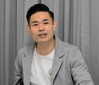 　舞台「コムサｄｅＭＡＮＺＡＩ！」の取材会を開いた脚本・演出の品川ヒロシ