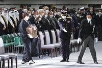 　安倍元首相の遺骨を抱いて、国葬会場へ到着した昭恵夫人。右端は岸田首相