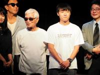 　イベントに登壇した足立正生監督（左）と主演のタモト清嵐＝都内