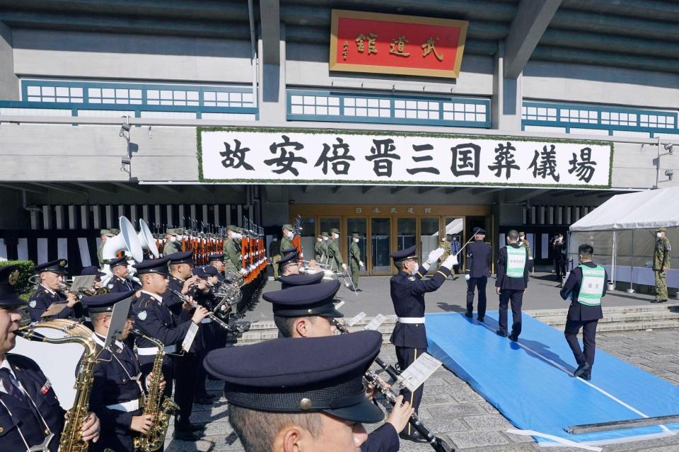 　安倍元首相の国葬を前に、リハーサルをする自衛隊員ら＝日本武道館