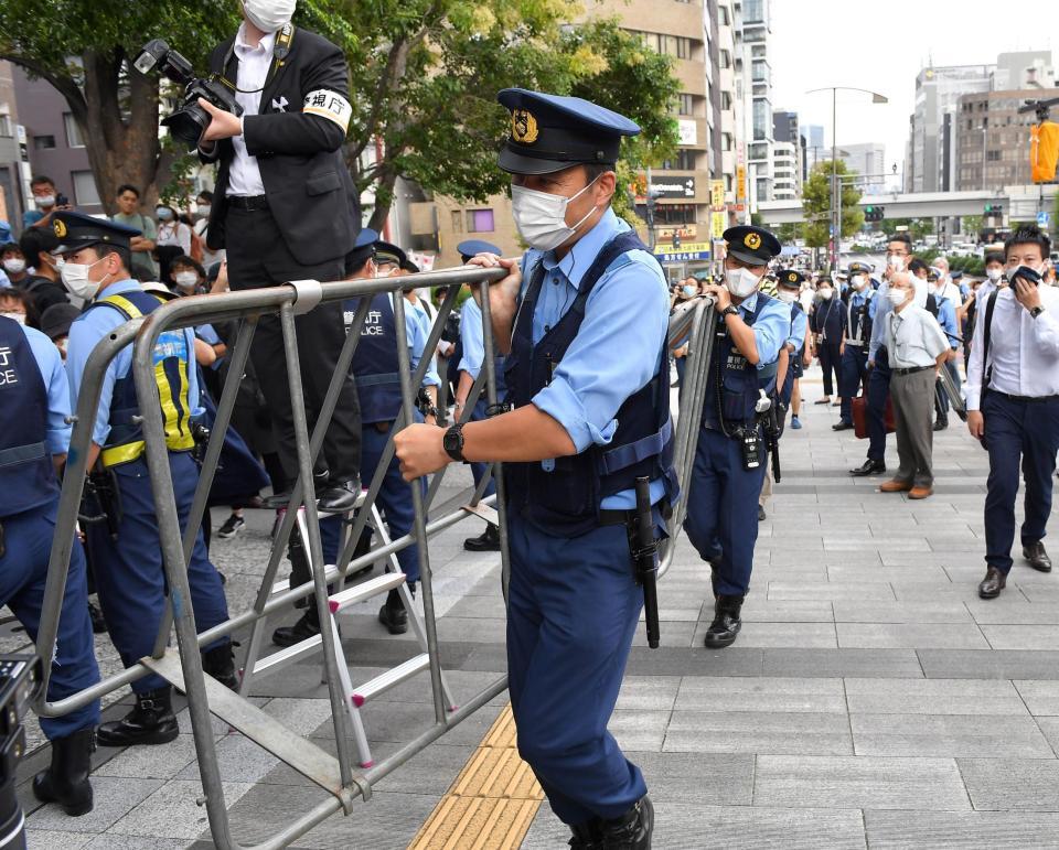 　安倍晋三元首相の国葬に反対するデモ隊と賛成する勢力の衝突を避けるべく、バリケードを設置する警官＝東京都千代田区九段下（撮影・伊藤笙子）