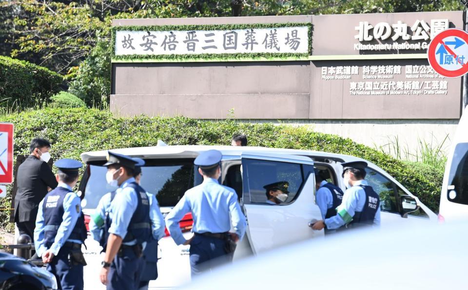 　厳戒態勢の武道館前（撮影・高石航平）