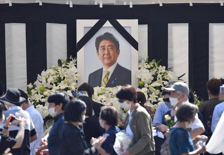 　一般向け献花台に設置された安倍元首相の遺影（撮影・伊藤笙子）