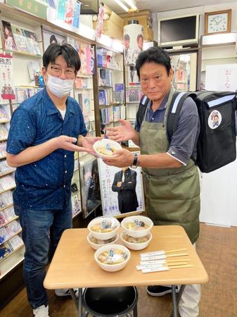 　都内のレコード店を訪問し、ちゃんこ鍋を差し入れする増位山太志郎