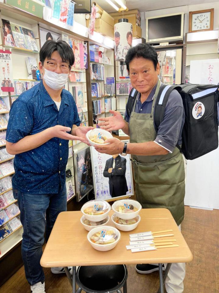 　都内のレコード店を訪問し、ちゃんこ鍋を差し入れする増位山太志郎