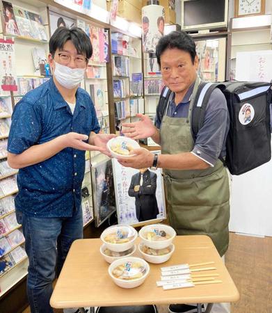 　ちゃんこ鍋を差し入れする増位山太志郎