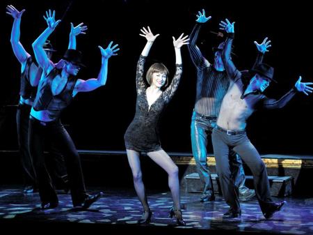 　ブロードウェイミュージカル「ＣＨＩＣＡＧＯ」でロキシー・ハートを演じる米倉涼子（中央）＝２０１２年、米ブロードウェイ