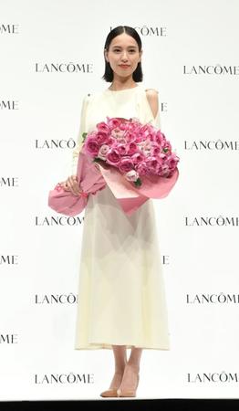 　イベントに登場し花束を手にする戸田恵梨香（撮影・佐々木彰尚）