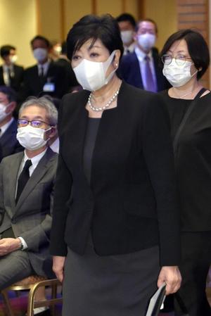 　さいとう・たかをさんのお別れの会に参列した小池百合子東京都知事＝帝国ホテル東京（撮影・佐藤厚）