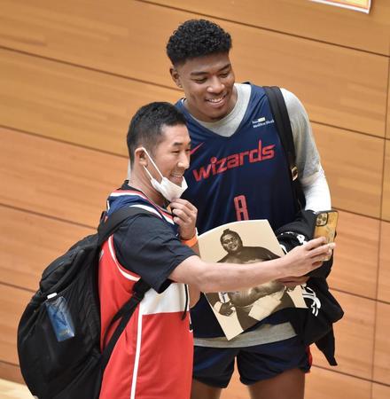 ２ショットを撮影する麒麟・田村裕と八村塁＝都内（撮影・高石航平）