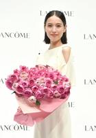 　イベントに登場し花束を手にする戸田恵梨香（撮影・佐々木彰尚）