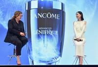 　笑顔を見せる戸田恵梨香（右）＝撮影・佐々木彰