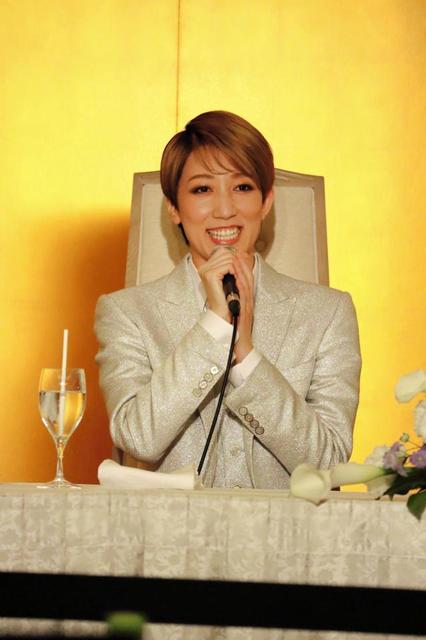 【美品】宙組 真風涼帆さん 退団記念 FC限定 腕時計 宝塚歌劇宙組トップコンビの真風涼帆＆潤花が来年6月に退団