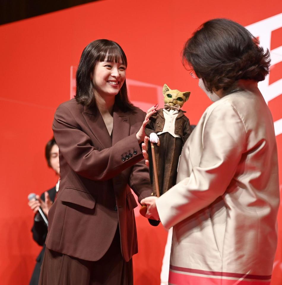 　施設の館長に作中に登場するバロンの人形を贈呈する清野菜名＝東京・イタリア文化会館（撮影・高石航平）