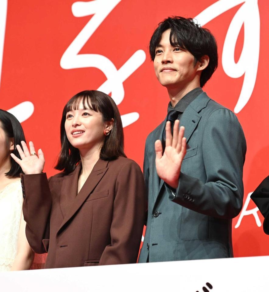 　笑顔で手を振る清野菜名（左）と松坂桃李