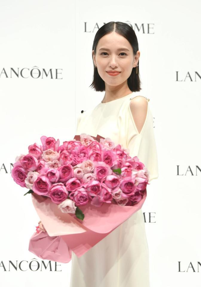 　イベントに登場し花束を手にする戸田恵梨香（撮影・佐々木彰尚）