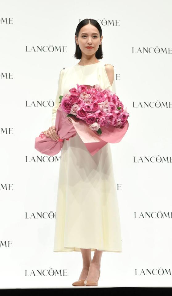 　イベントに登場し花束を手にする戸田恵梨香（撮影・佐々木彰尚）